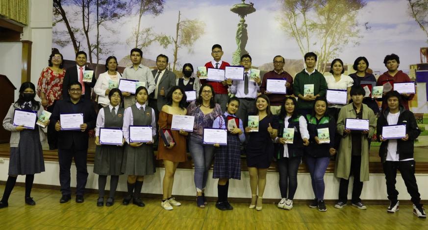 La premiación del tercer concurso regional Moquegua 2023 "Valle de historias" se desarrolló en el Centro Cultural Santo Domingo, colmado de talentosos escritores que contaron sus inspiraciones para crear cuentos, poesías e historias que fueron bien reconocidas por la comuna provincial ésta noche.