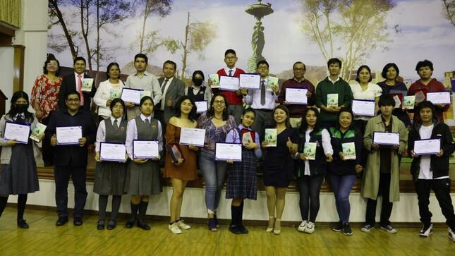 La premiación del tercer concurso regional Moquegua 2023 "Valle de historias" se desarrolló en el Centro Cultural Santo Domingo, colmado de talentosos escritores que contaron sus inspiraciones para crear cuentos, poesías e historias que fueron bien reconocidas por la comuna provincial ésta noche. 