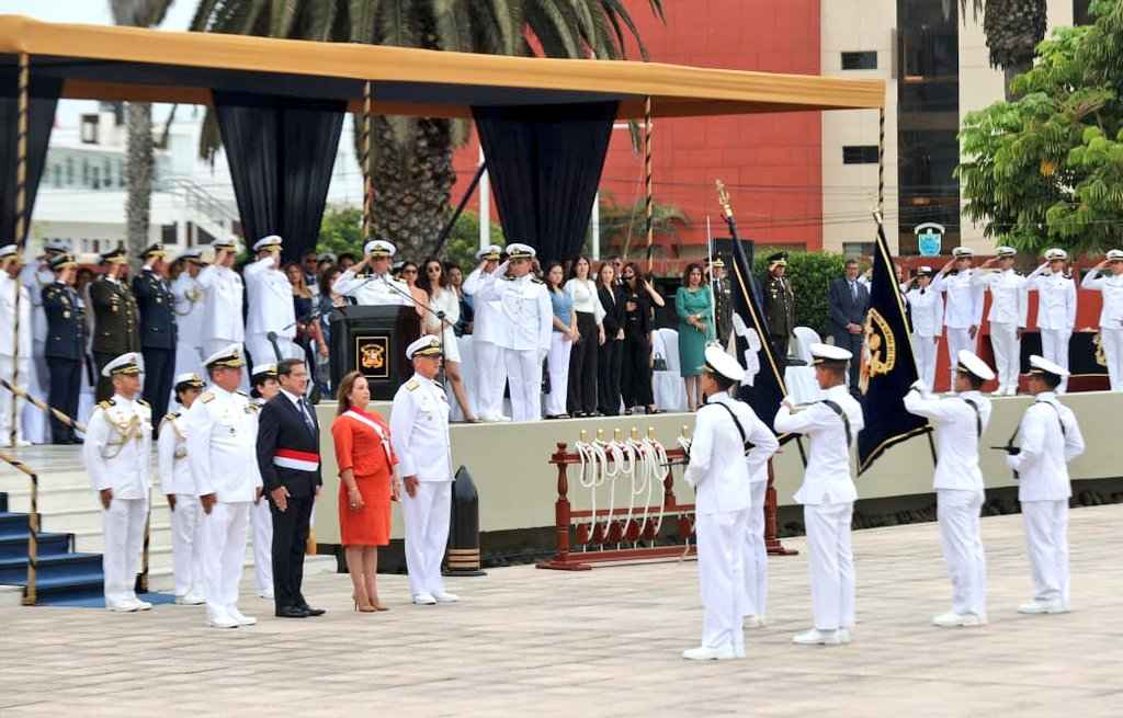 Presidenta de la República tomó juramento a nuevos oficiales de la Marina de Guerra del Perú