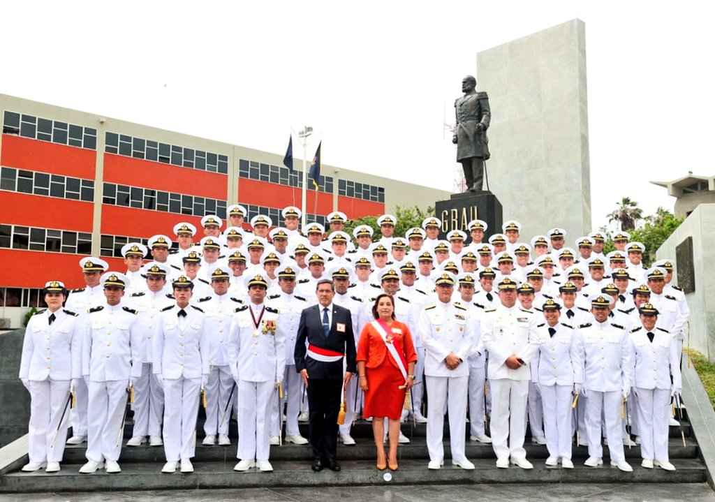 Presidenta de la República tomó juramento a nuevos oficiales de la Marina de Guerra del Perú