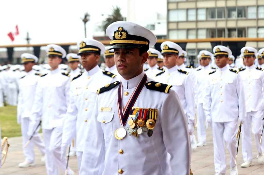 Presidenta de la República tomó juramento a nuevos oficiales de la Marina de Guerra del Perú