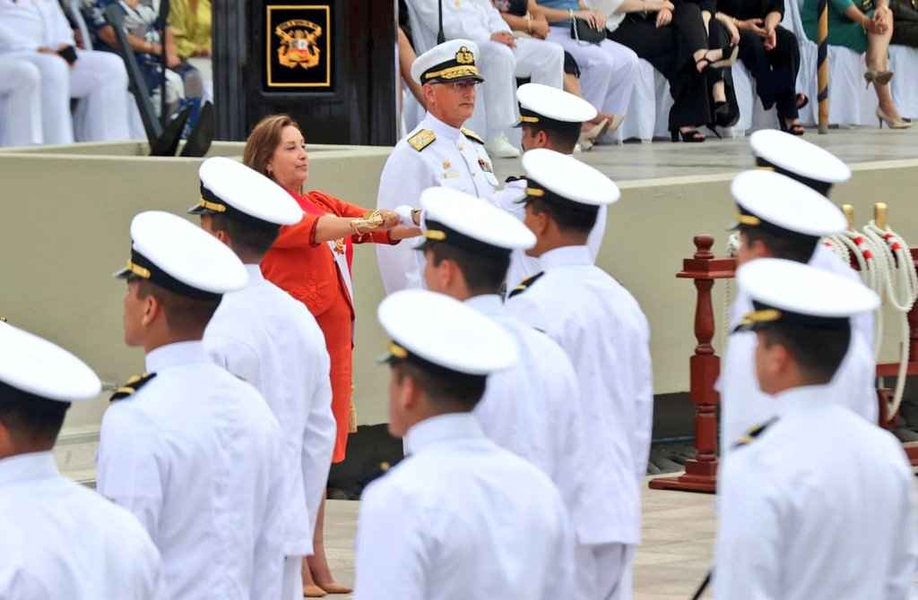 Presidenta de la República tomó juramento a nuevos oficiales de la Marina de Guerra del Perú