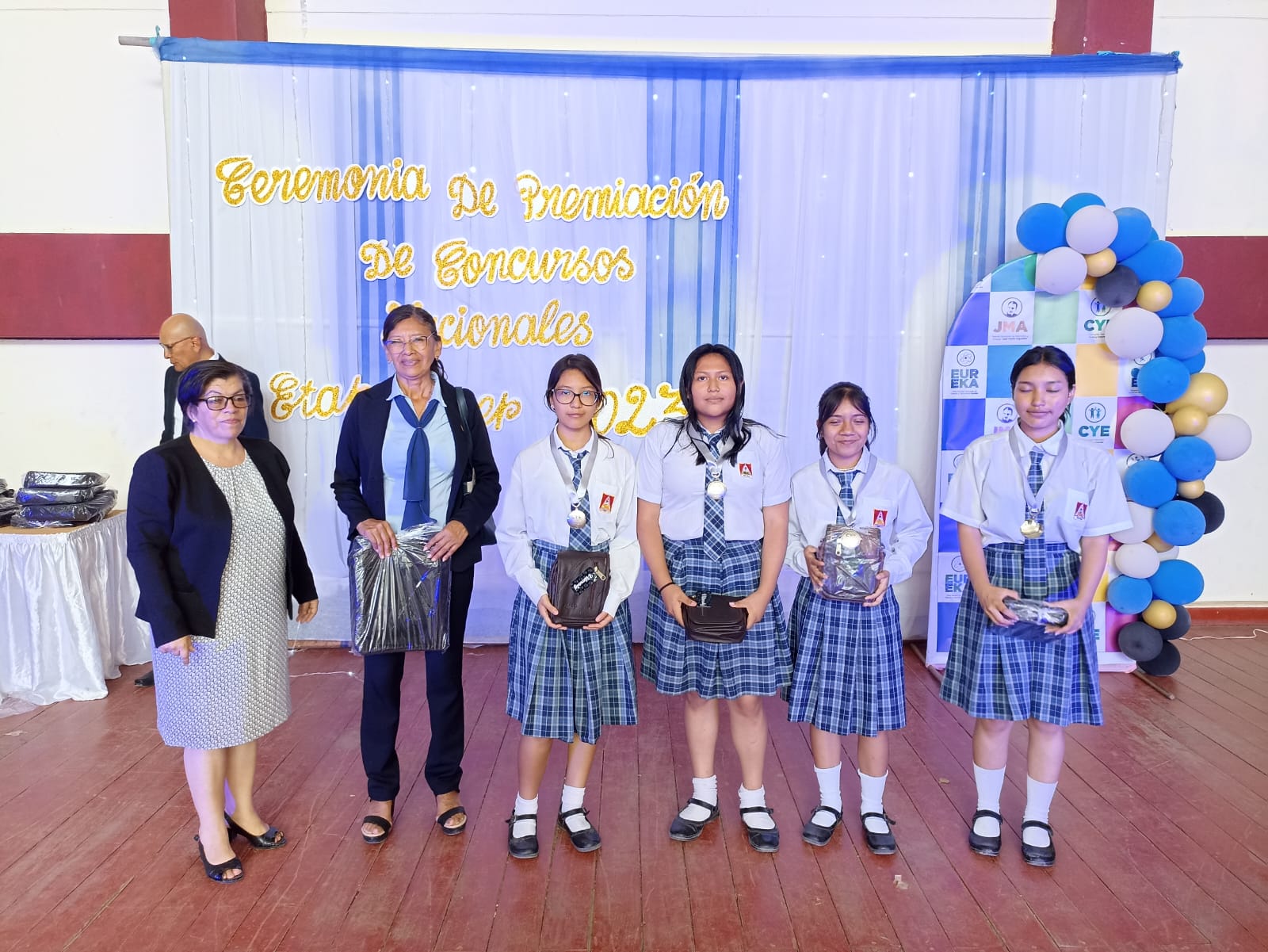 Noticia DRE Piura reconoce a 400 estudiantes ganadores de los concursos escolares nacionales. 