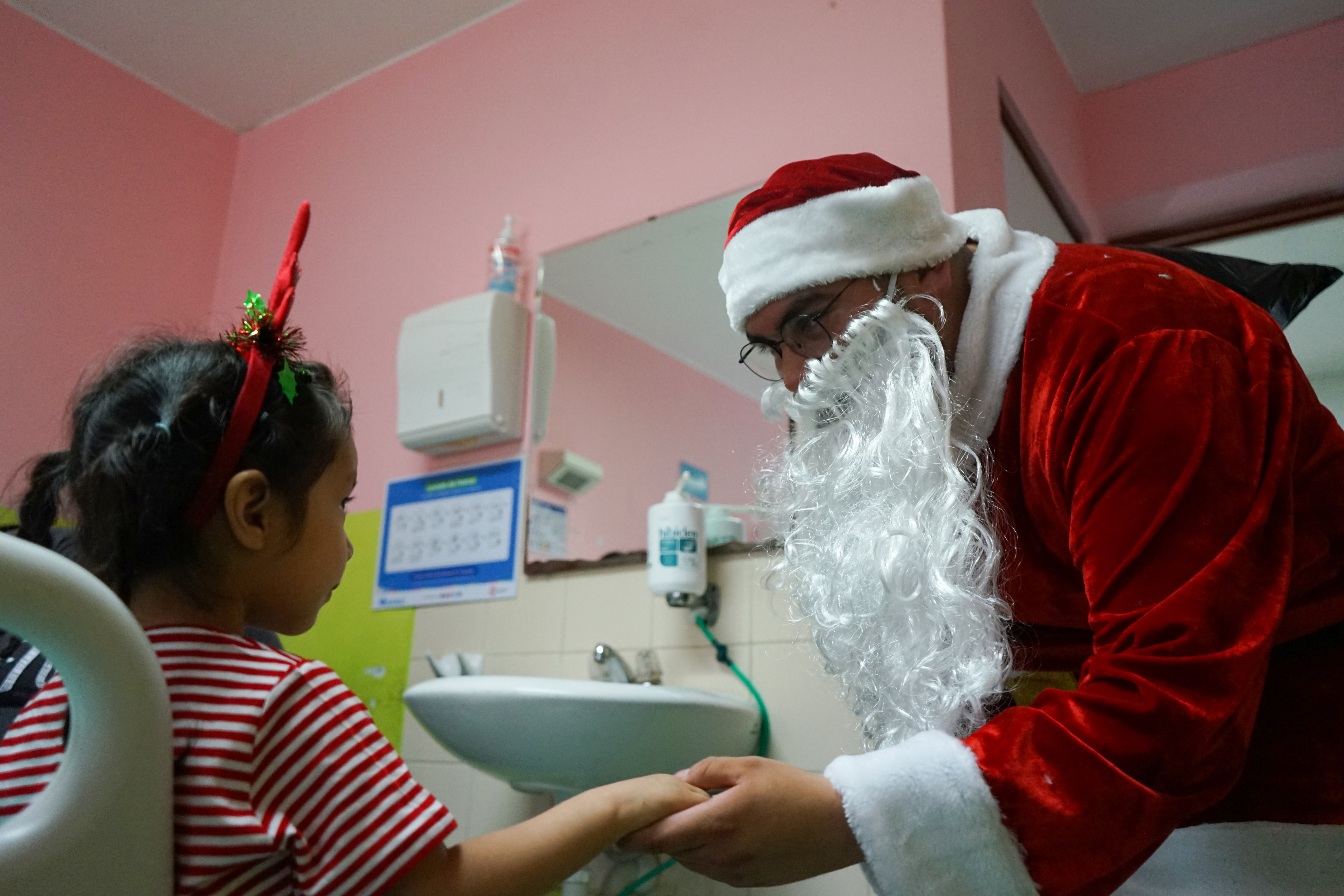 Papá Noel visita a niños internados en el hospital Sabogal 