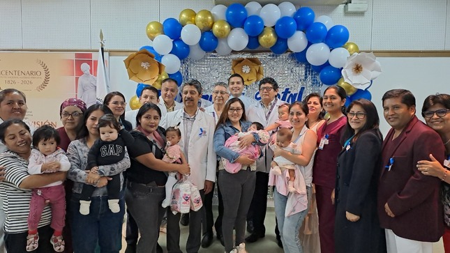 Niños de la Esperanza junto a sus madres y al equipo de especialistas del Servicio de Medicina Materno Fetal 