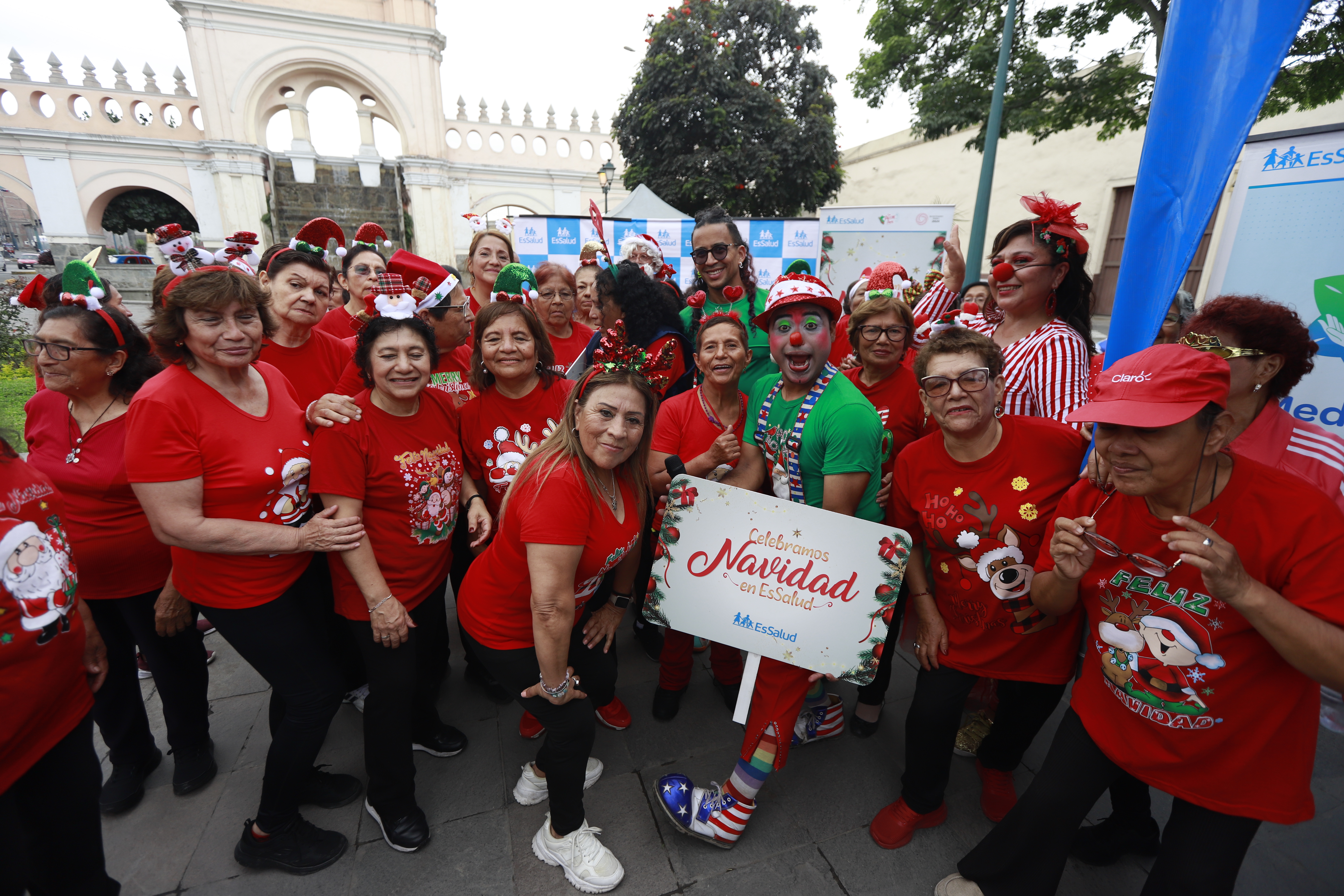 EsSalud: decenas de asegurados participan de bailetón saludable al ritmo del “reparto chocolatero”