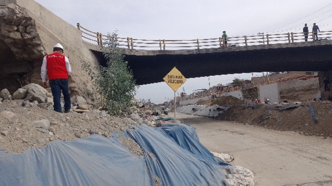 La Contraloría General advirtió el riesgo de desbordes en el tramo del Puente Puno, en el río Ica, debido a que el Proyecto Especial Tambo Ccaracocha (Petacc) autorizó, sin sustento técnico, la reducción de trabajos de losa de concreto en dicho sector, situación que disminuiría la capacidad de encauzamiento del agua en época de crecida.