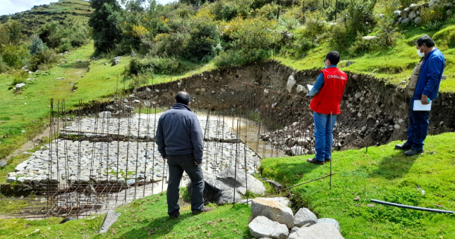 La Contraloría General detectó que la obra de riego de las comunidades de Chiscahuaylla y Chuyllullo del distrito de Coyllurqui, provincia Cotabambas, se encuentra paralizada y presenta deficiencias de construcción en su ejecución, lo que afecta su calidad y vida útil.