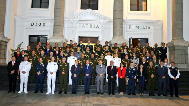Ministro de Defensa presidió la ceremonia de clausura del año académico del CAEN