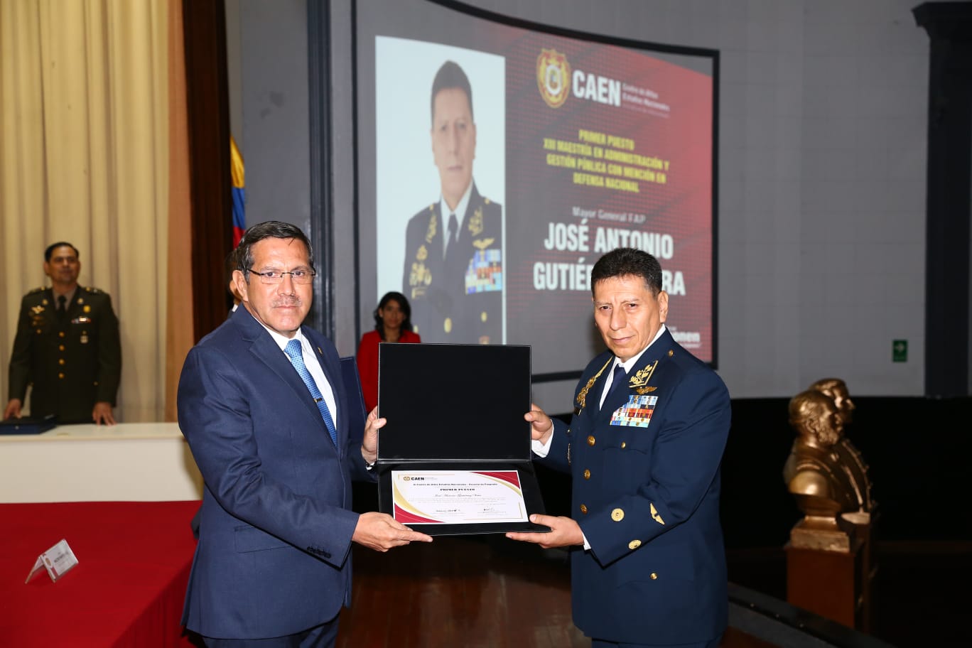 Ministro de Defensa presidió la ceremonia de clausura del año académico del CAEN