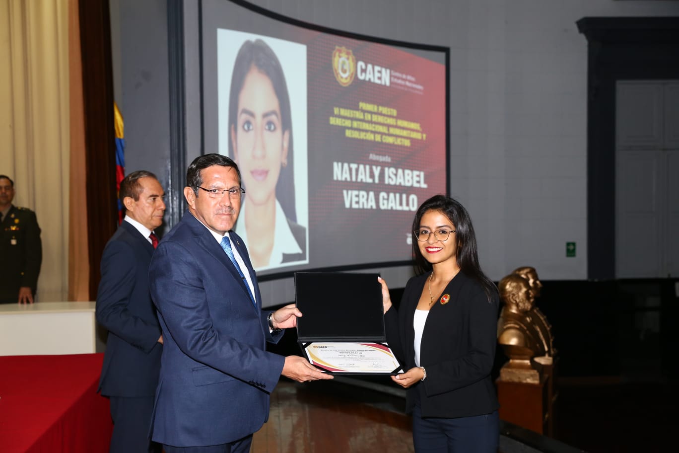 Ministro de Defensa presidió la ceremonia de clausura del año académico del CAEN