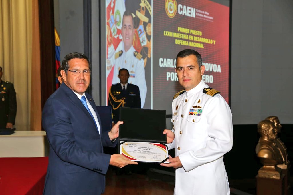 Ministro de Defensa presidió la ceremonia de clausura del año académico del CAEN