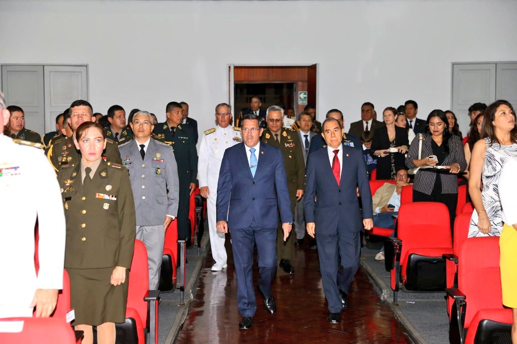 Ministro de Defensa presidió la ceremonia de clausura del año académico del CAEN