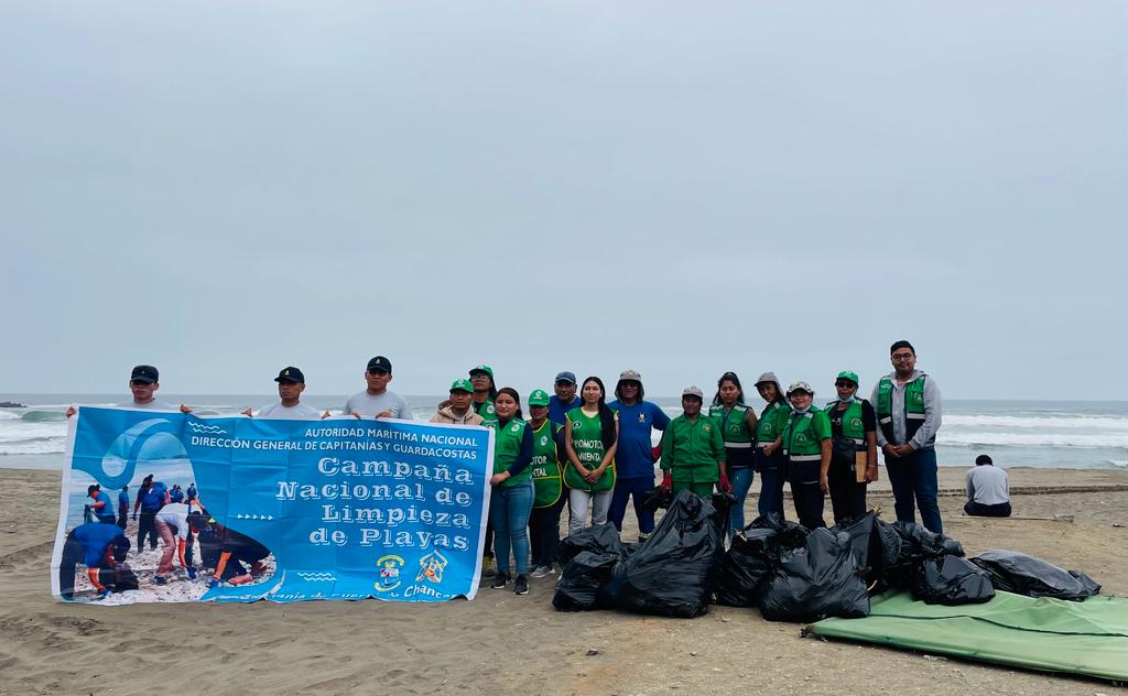 Municipalidad provincial particip贸 en jornada de limpieza de la Playa Chacra y Mar