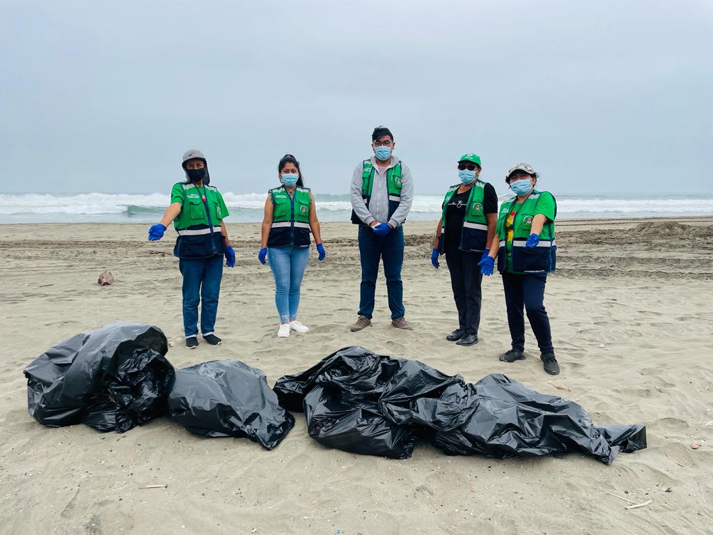 Municipalidad provincial particip贸 en jornada de limpieza de la Playa Chacra y Mar