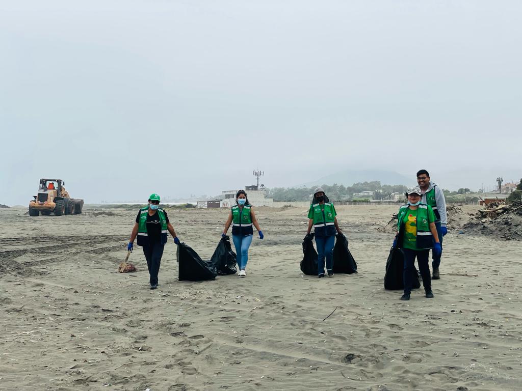 Municipalidad provincial particip贸 en jornada de limpieza de la Playa Chacra y Mar