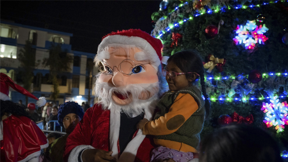 Encendido de luces de árbol navideño en nuestro distrito de Huancan.