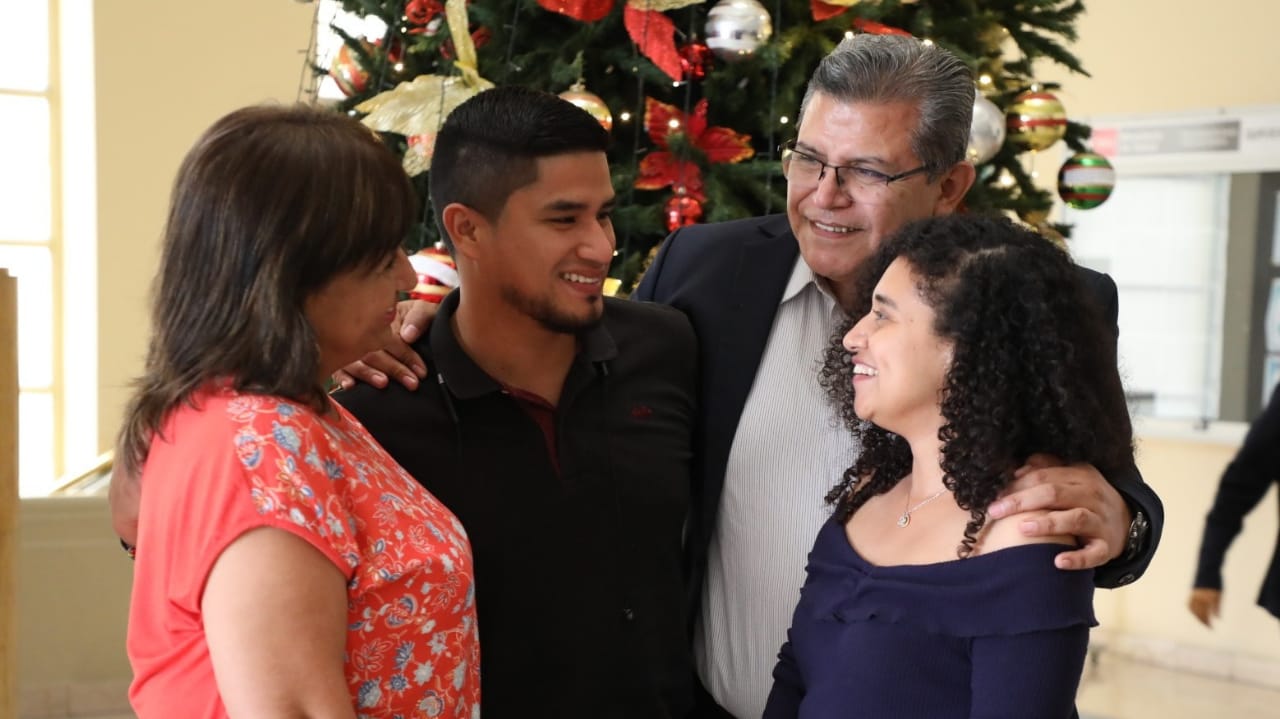 Especialistas recomiendan integrar a los adultos mayores a las celebraciones de Navidad