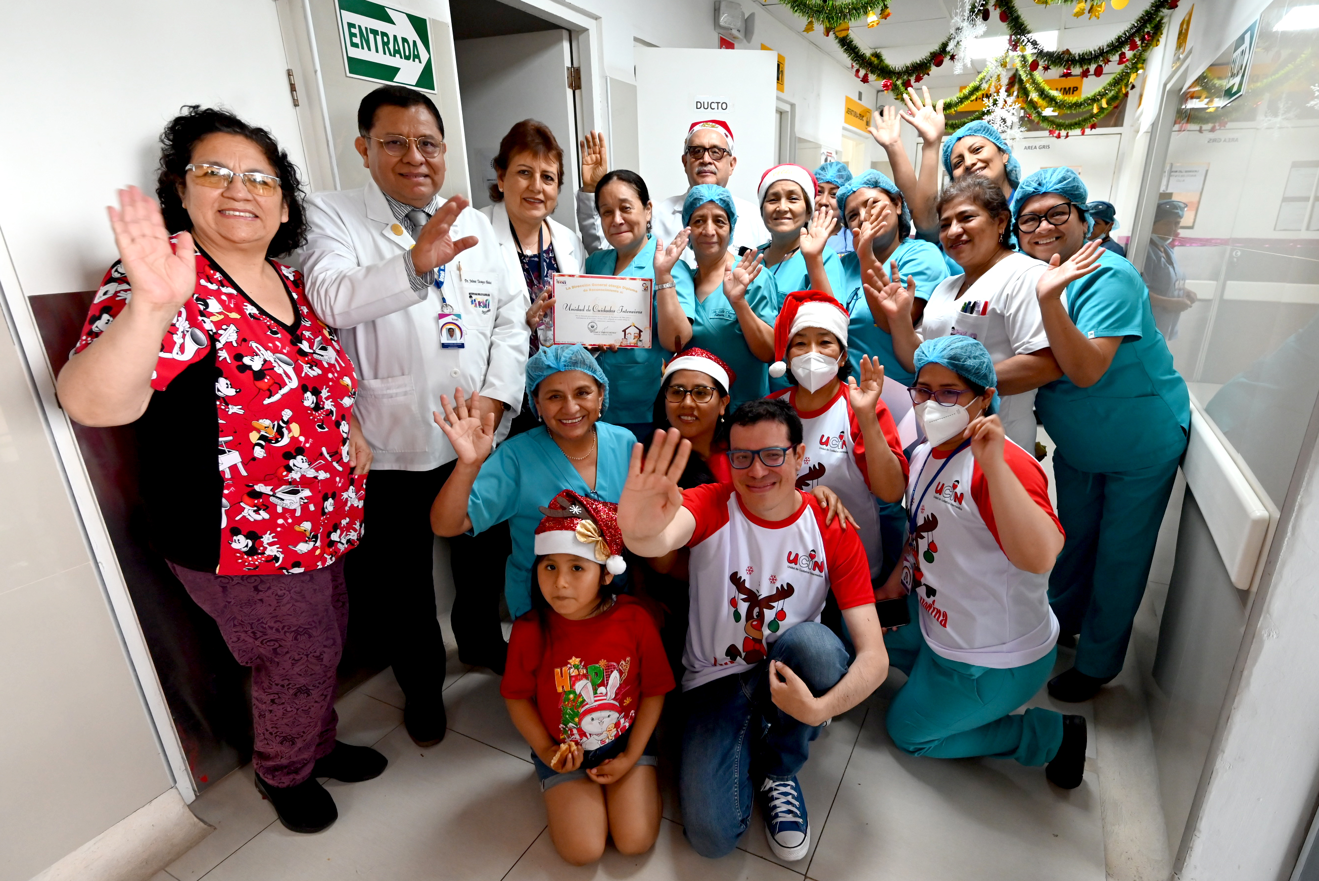 Servicios de Quemados y Neumología del INSN ganaron el concurso de nacimientos y ambientación de oficinas