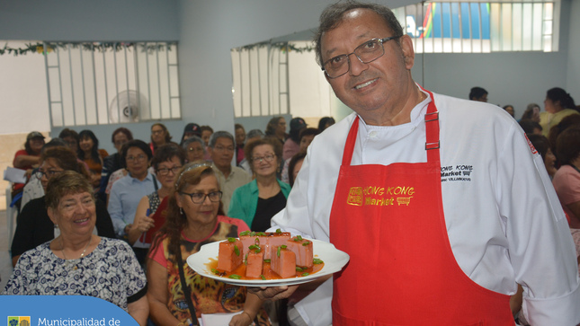 Nuestros vecinos vivieron una grata experiencia culinaria de la mano del destacado @Chef Jaime Villanueva Vinces Oficial. Los asistentes participaron de un taller gratuito dónde aprendieron a preparar un delicioso 🍖 jamón glaseado estilo oriental 🥢 para disfrutar en familia esta navidad. 🎄
Para más información de los talleres que ofrecemos en nuestra Casa del Vecino de Jr. Estados Unidos 291, llámanos al ☎️ 2618285.
