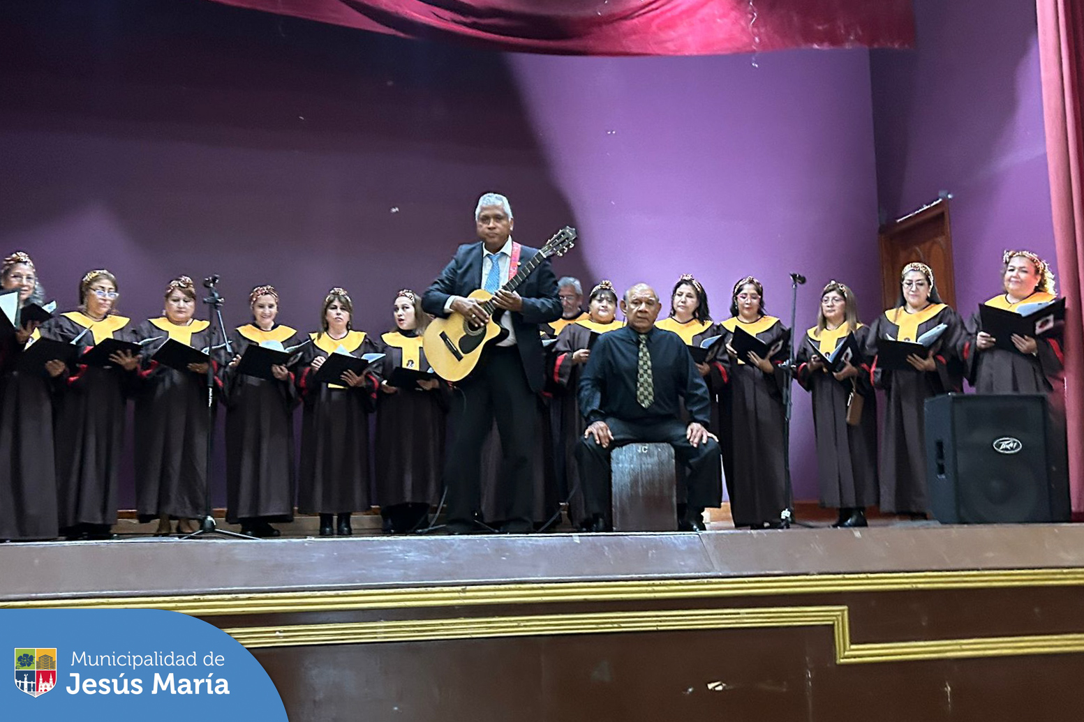 🎶 ¡Así se vivió la magia en nuestro recital "Cantemos por Navidad"! 🎄 
🎙️ Cuatro extraordinarias agrupaciones: Coro Laudem, Coro Afroperuano, Coro de Solistas de La Nueva UAP y el Coro de la Universidad César Vallejo se unieron para llenar nuestros corazones de espíritu navideño. 🎁❤️