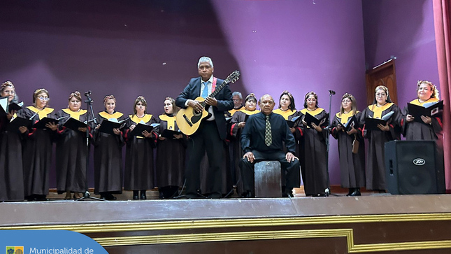 🎶 ¡Así se vivió la magia en nuestro recital "Cantemos por Navidad"! 🎄 
🎙️ Cuatro extraordinarias agrupaciones: Coro Laudem, Coro Afroperuano, Coro de Solistas de La Nueva UAP y el Coro de la Universidad César Vallejo se unieron para llenar nuestros corazones de espíritu navideño. 🎁❤️