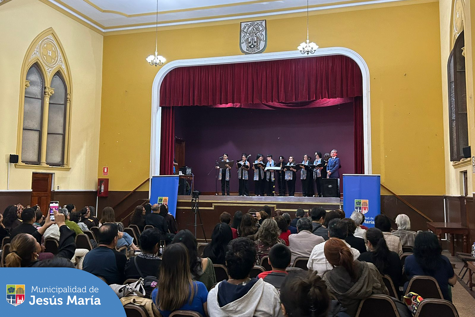 🎶 ¡Así se vivió la magia en nuestro recital "Cantemos por Navidad"! 🎄 
🎙️ Cuatro extraordinarias agrupaciones: Coro Laudem, Coro Afroperuano, Coro de Solistas de La Nueva UAP y el Coro de la Universidad César Vallejo se unieron para llenar nuestros corazones de espíritu navideño. 🎁❤️