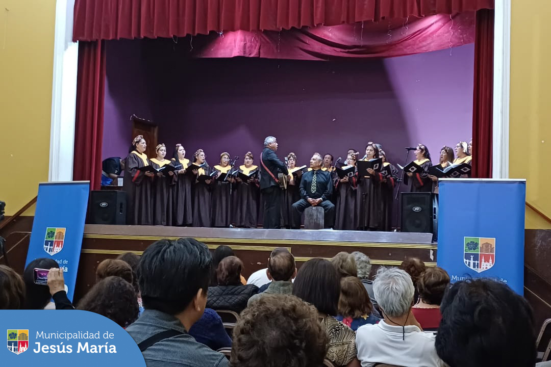 🎶 ¡Así se vivió la magia en nuestro recital "Cantemos por Navidad"! 🎄 
🎙️ Cuatro extraordinarias agrupaciones: Coro Laudem, Coro Afroperuano, Coro de Solistas de La Nueva UAP y el Coro de la Universidad César Vallejo se unieron para llenar nuestros corazones de espíritu navideño. 🎁❤️