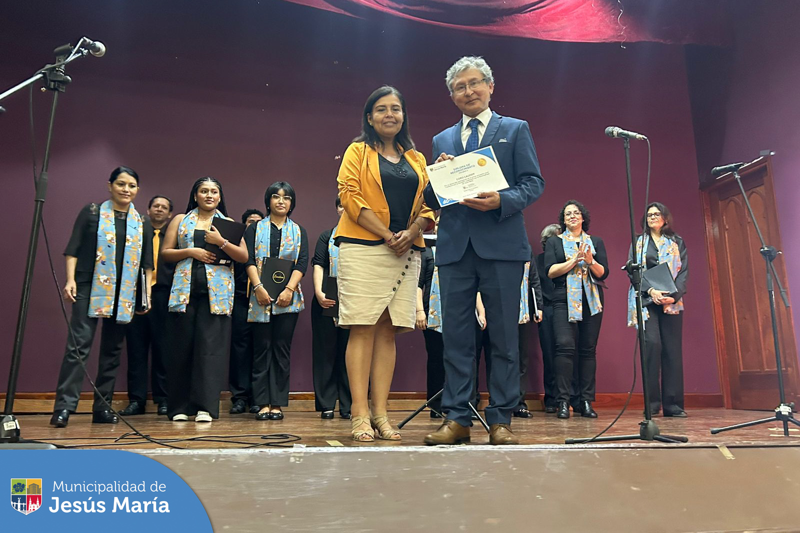 🎶 ¡Así se vivió la magia en nuestro recital "Cantemos por Navidad"! 🎄 
🎙️ Cuatro extraordinarias agrupaciones: Coro Laudem, Coro Afroperuano, Coro de Solistas de La Nueva UAP y el Coro de la Universidad César Vallejo se unieron para llenar nuestros corazones de espíritu navideño. 🎁❤️