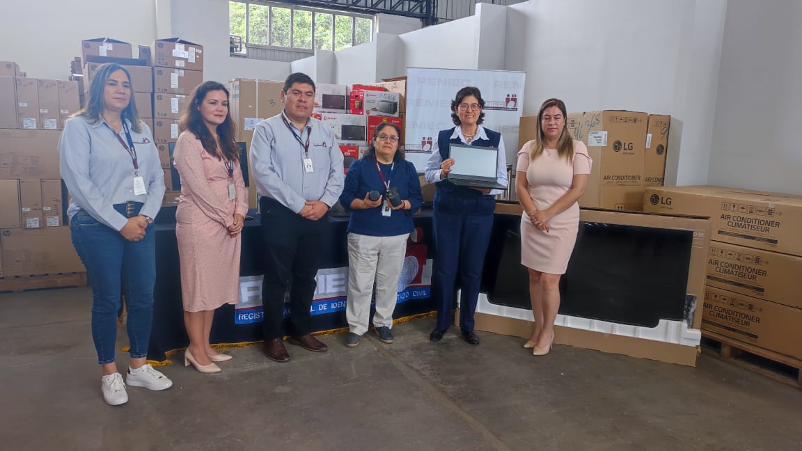 jefa nacional entrega equipamiento a director de servicios registrales