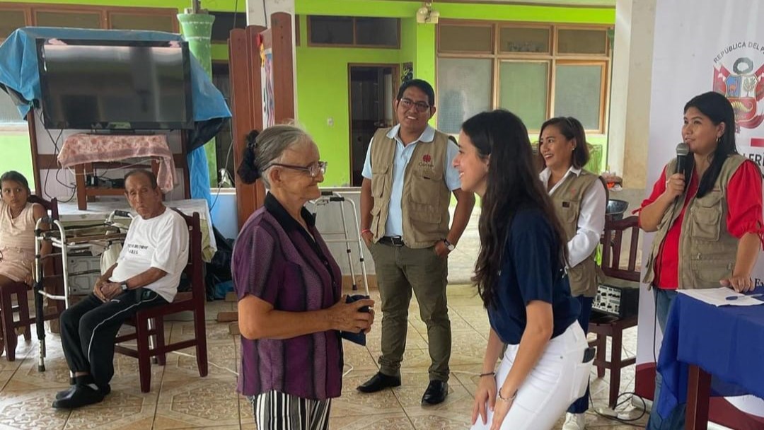 Cancillería Puerto Maldonado entrega lentes de medida a los adultos mayores de la Casa de Acogida Apaktone
