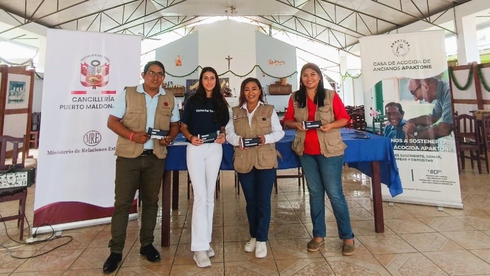 Cancillería Puerto Maldonado entrega lentes de medida a los adultos mayores de la Casa de Acogida Apaktone