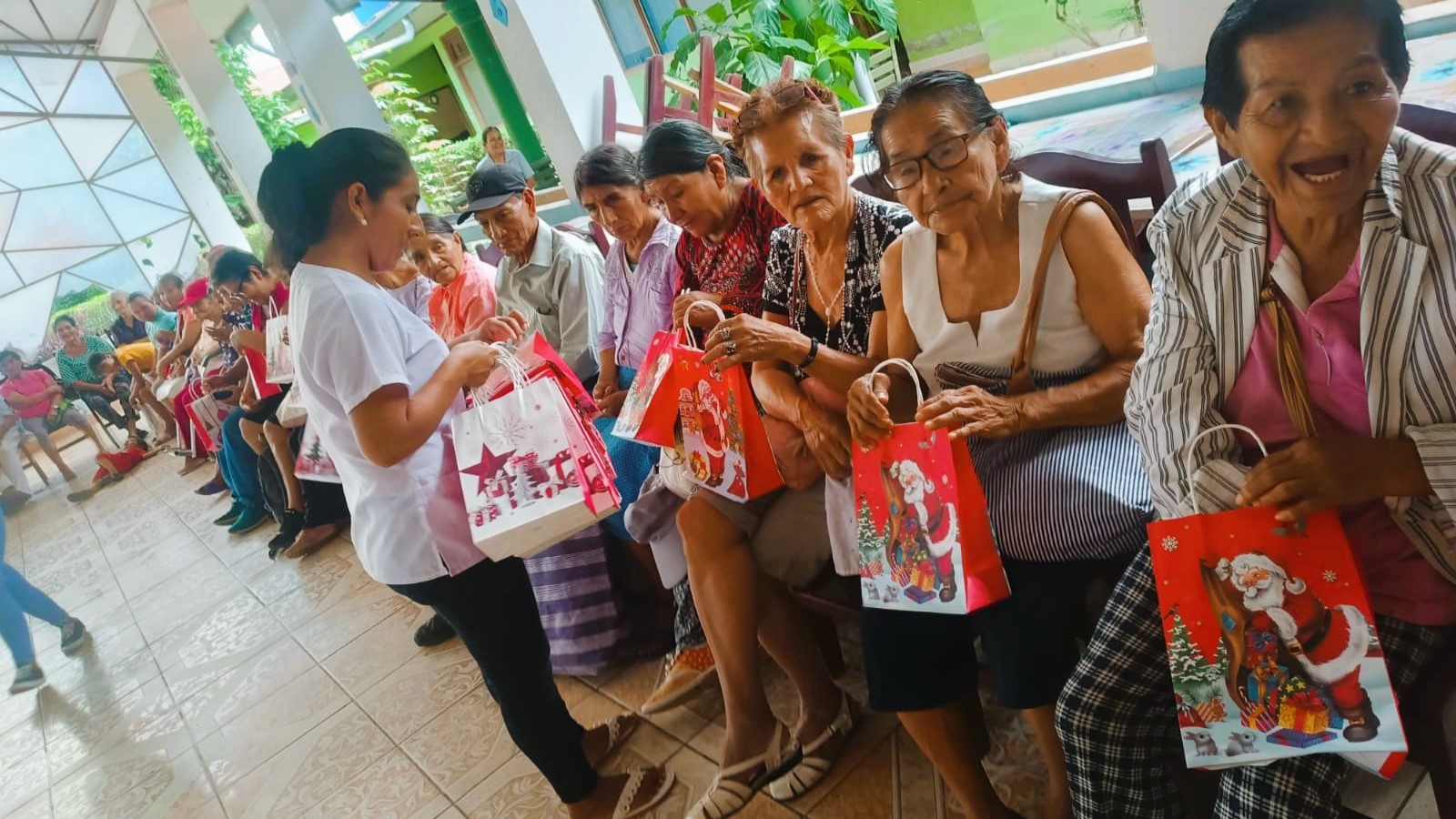 Cancillería Puerto Maldonado entrega lentes de medida a los adultos mayores de la Casa de Acogida Apaktone