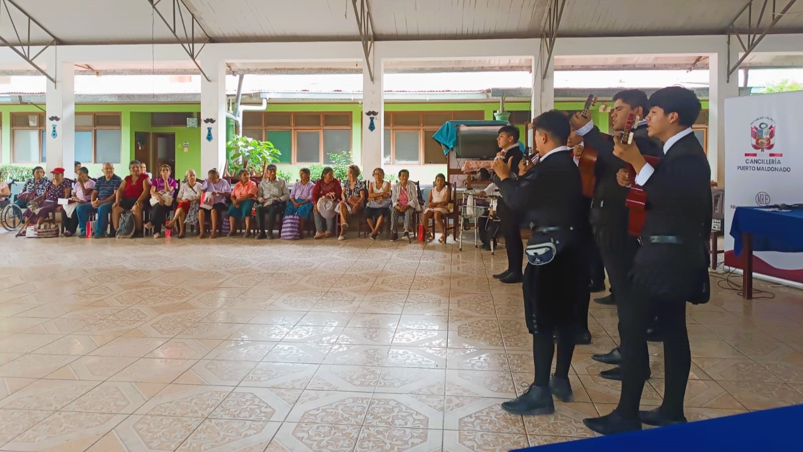 Cancillería Puerto Maldonado entrega lentes de medida a los adultos mayores de la Casa de Acogida Apaktone
