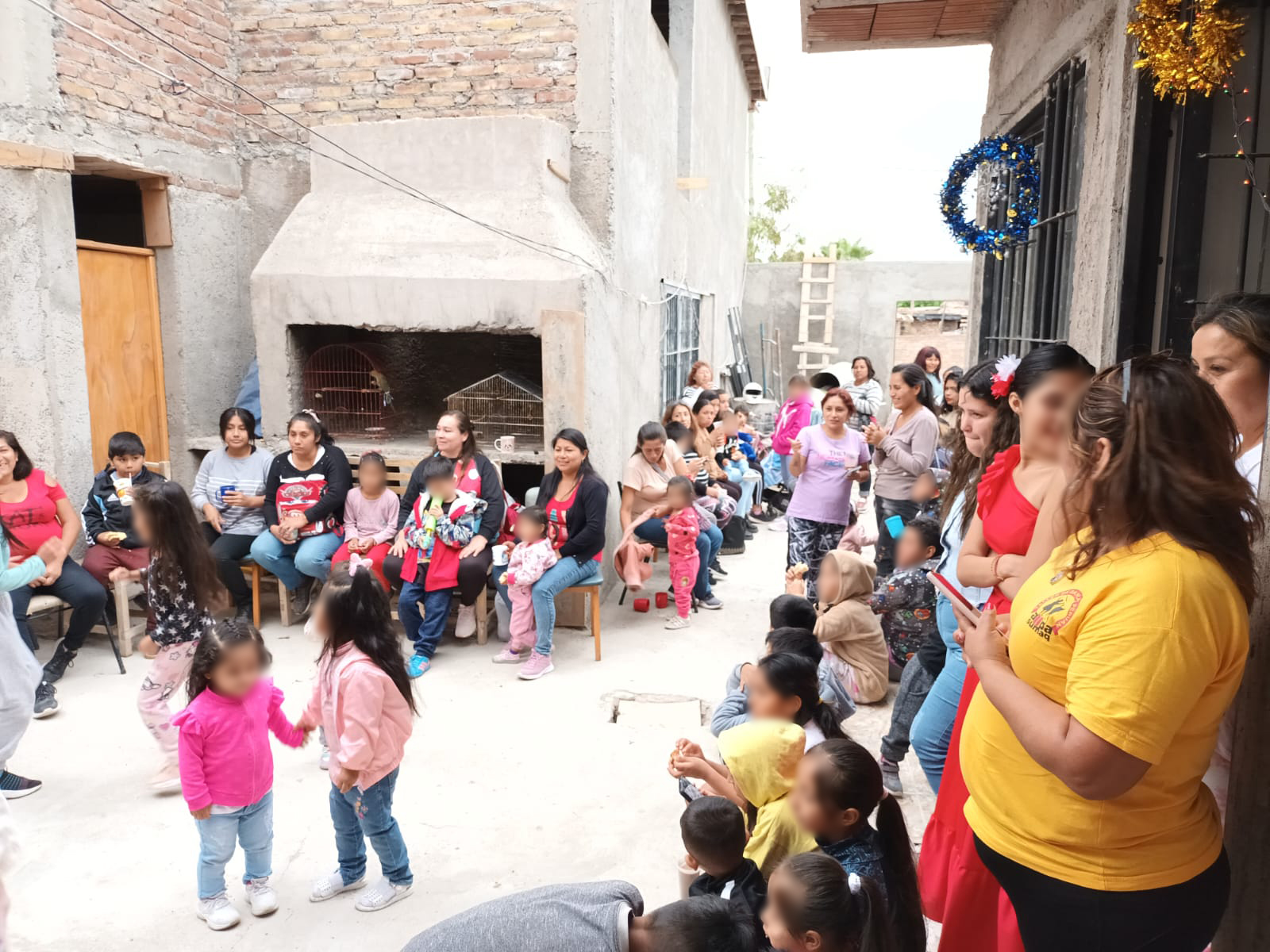 El Consulado General del Perú en Mendoza y Consejo de Consulta 2023-2024 organizaron chocolatadas navideñas