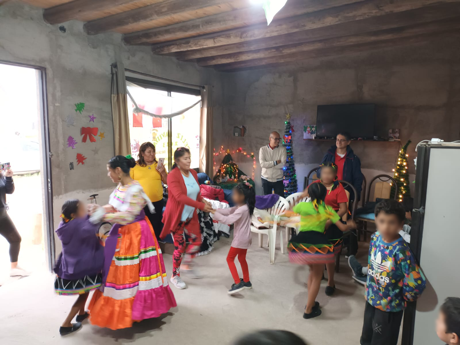 El Consulado General del Perú en Mendoza y Consejo de Consulta 2023-2024 organizaron chocolatadas navideñas