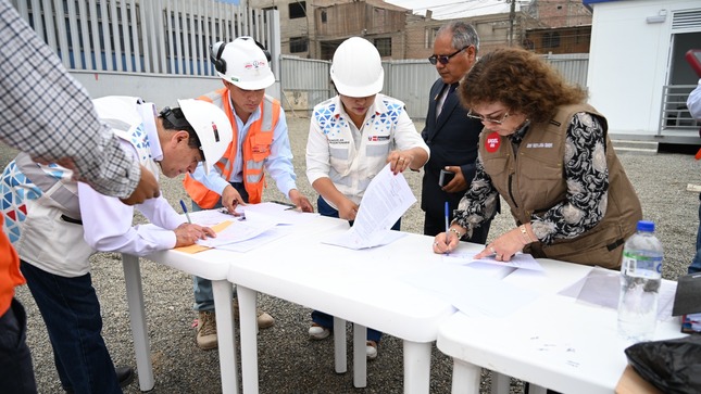 Foto durante entrega de contingencia de I.E. Ramiro Prialé Prialé