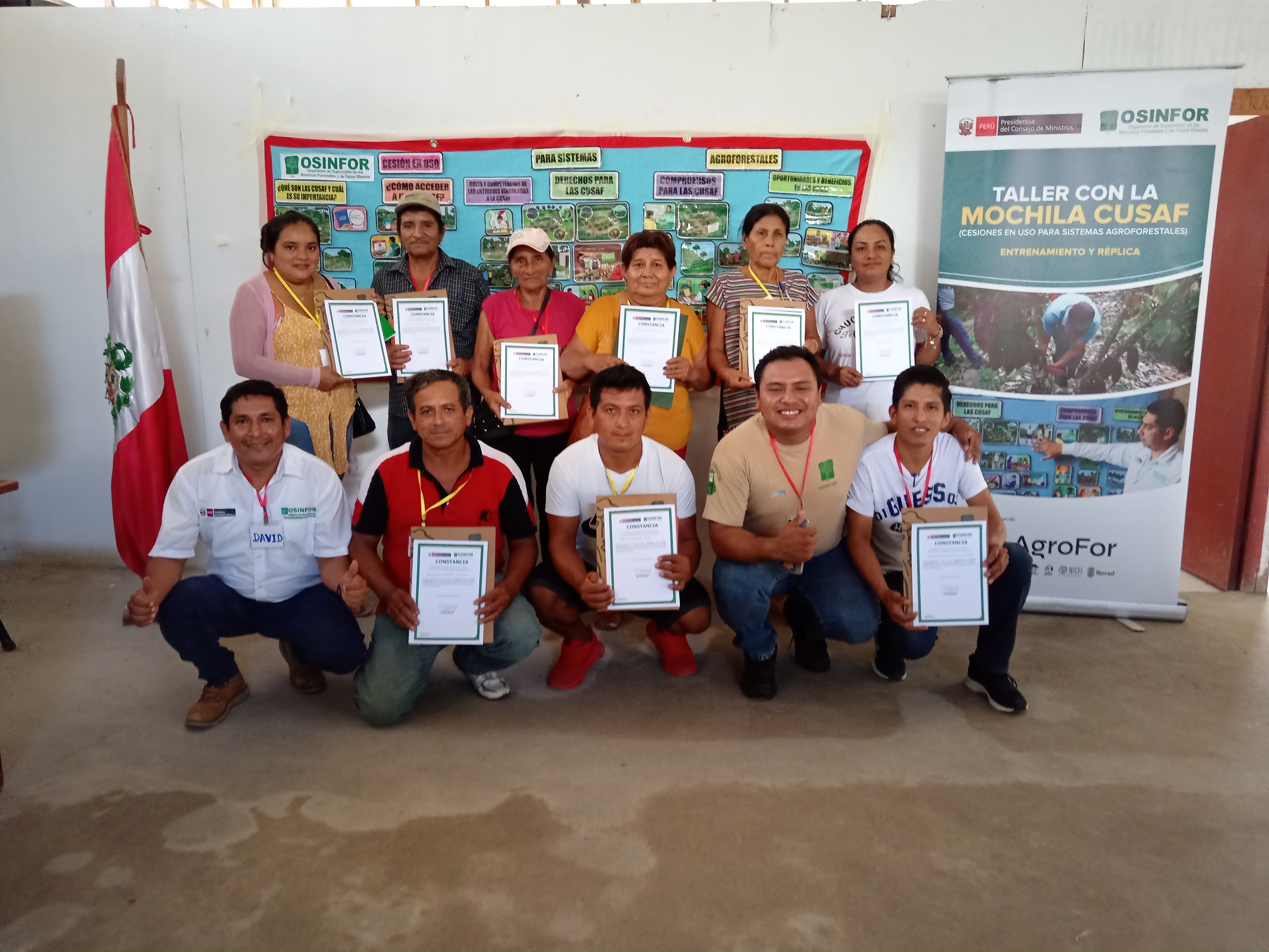 Foto grupal con agricultores en San Martín