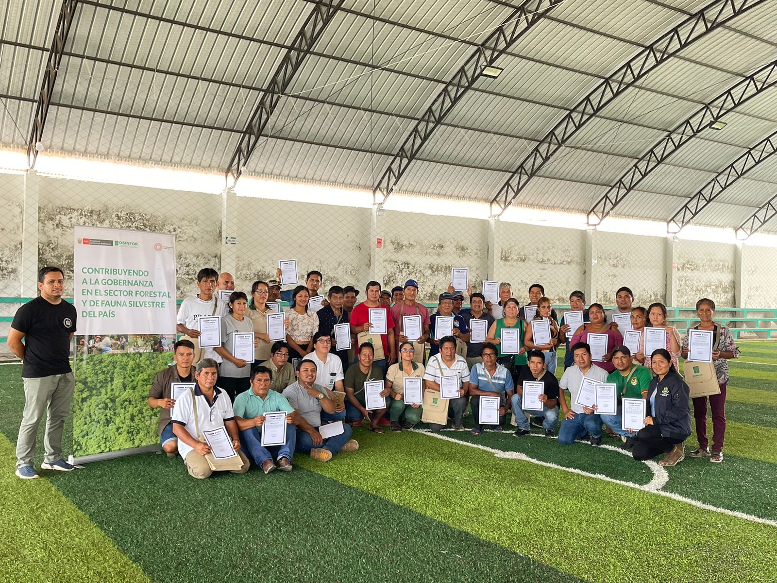 Foto grupal de taller en Ucayali