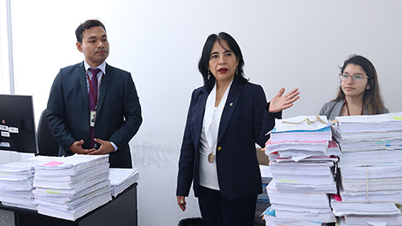  Como medida preventiva y para supervisar el trabajo de jueces y trabajadores judiciales.