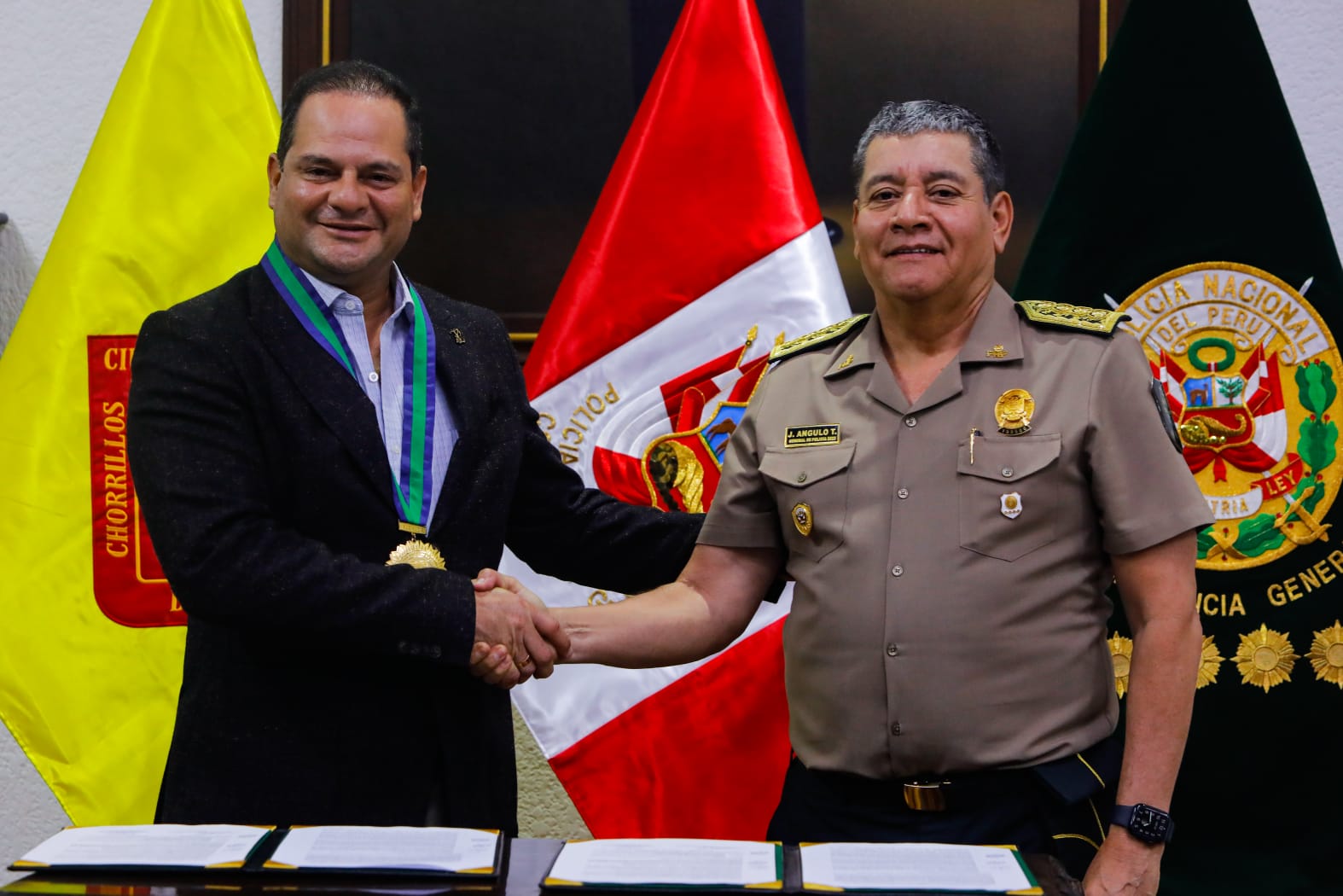 Alcalde Fernando Velasco junto al comandante general de la Policía Nacional 