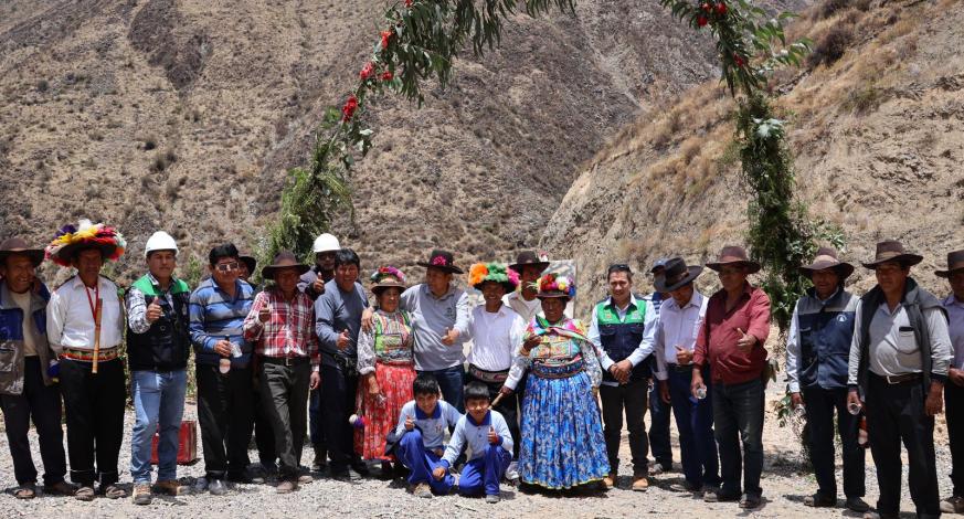 En un ambiente festivo, se hizo la entrega del proyecto “Mejoramiento de servicio de provisión de agua para riego en los canales de distribución de Muylaque, San Cristóbal” con la presencia del Alcalde Provincial John Larry Coayla y el Alcalde de la Comunidad de Muylaque, Nicolás David Centeno.