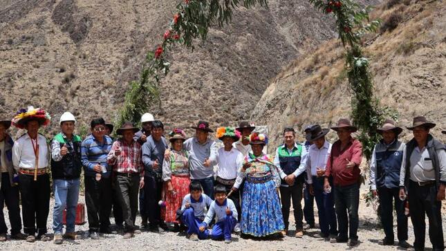 En un ambiente festivo, se hizo la entrega del proyecto “Mejoramiento de servicio de provisión de agua para riego en los canales de distribución de Muylaque, San Cristóbal” con la presencia del Alcalde Provincial John Larry Coayla y el Alcalde de la Comunidad de Muylaque, Nicolás David Centeno.