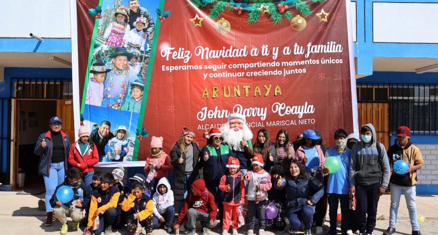 La Navidad es una linda fiesta para compartir y eso lo demuestra la comuna provincial liderada por el alcalde John Larry Coayla, a pocos días de celebrarse esta festividad, teniendo el gesto de compartir con niños de Titire, Aruntaya, Muylaque, Sijuaya, San Cristobal y Calacoa; un mágico momento de alegría con una gran chocolatada, show infantil y entrega de regalos.