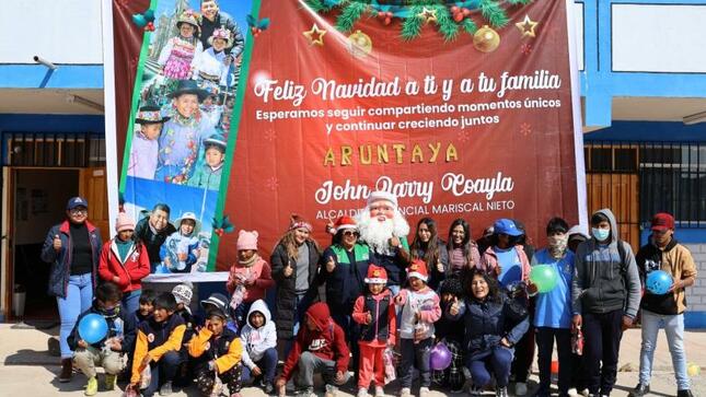 La Navidad es una linda fiesta para compartir y eso lo demuestra la comuna provincial liderada por el alcalde John Larry Coayla, a pocos días de celebrarse esta festividad, teniendo el gesto de compartir con niños de Titire, Aruntaya, Muylaque, Sijuaya, San Cristobal y Calacoa; un mágico momento de alegría con una gran chocolatada, show infantil y entrega de regalos.