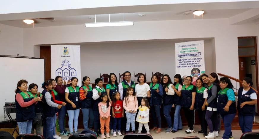 Cuantiosos agentes Comunitarios de la Salud, fueron reconocidos por su labor realizada a través del Programa de Visitas Domiciliarias que promueve la comuna provincial, a fin de garantizar el consumo de suplementos ricos en hierro entregados por los establecimientos de salud, que permitan un control en los niños y no caigan en anemia, así mismo el tratamiento de recuperación de niños con esta condición.