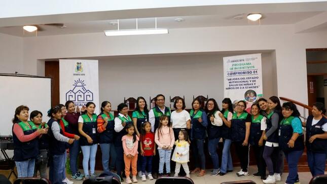 Cuantiosos agentes Comunitarios de la Salud, fueron reconocidos por su labor realizada a través del Programa de Visitas Domiciliarias que promueve la comuna provincial, a fin de garantizar el consumo de suplementos ricos en hierro entregados por los establecimientos de salud, que permitan un control en los niños y no caigan en anemia, así mismo el tratamiento de recuperación de niños con esta condición.