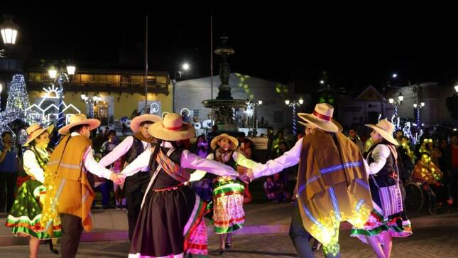 Con una atractiva ambientación y el espíritu navideño a flor de piel en cada moqueguano, la Plaza de Armas fue el centro de atención de la ciudad gracias a la comuna provincial que mediante la Oficina de Promoción y Desarrollo Turístico, organiza un espacio lleno de magia, tradición y alegría para disfrutar en familia.