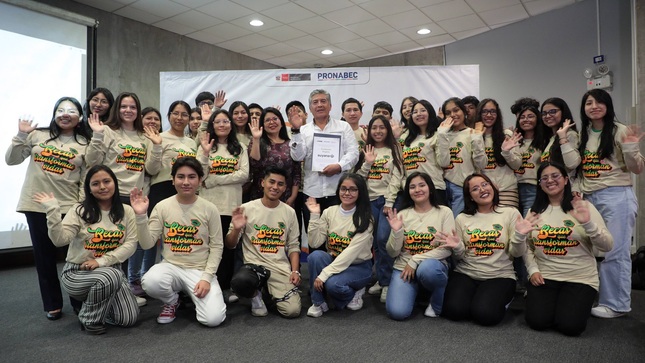 Becarios junto a la directora ejecutiva de Pronabec y el representante de Fundación Suyana