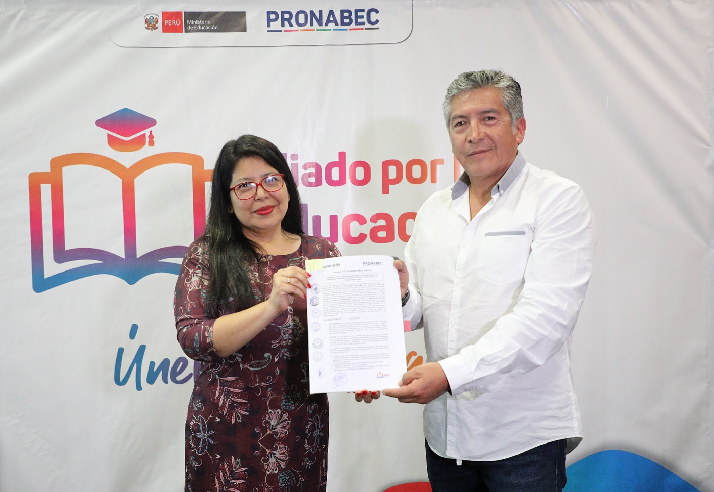 Directora Ejecutiva del Pronabec, Ivette Infantes, y el director ejecutivo de Fundación Suyana Perú – Bolivia, Alberto Arango de la Torre